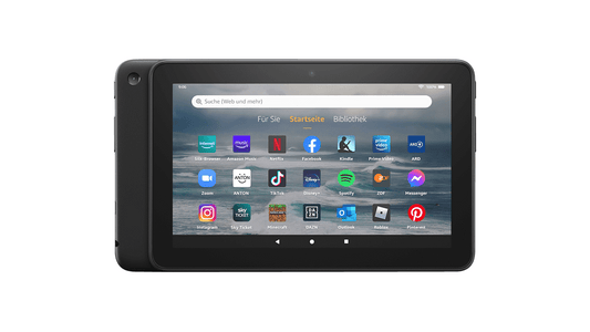 "Das Amazon Fire 7 (2022) Tablet in Schwarz: 7 Zoll IPS-Display, Quad-Core-Prozessor, 16 GB Speicherplatz (erweiterbar bis zu 1 TB), 2 MP Kameras, WLAN, Bluetooth 5.0, USB 2.0. Akkulaufzeit von bis zu 7 Stunden. Kompakte Abmessungen von 192 x 111 x 9,2 mm und ein Gewicht von 286 g."