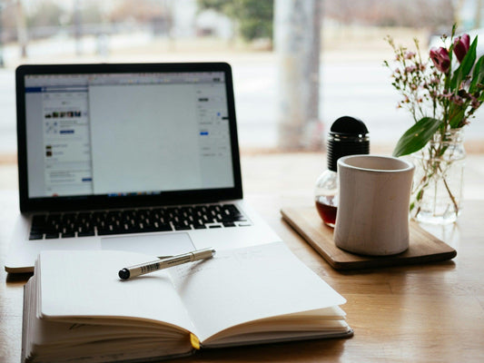 Notebook mit Notizblock und eine Tasse Kaffee 